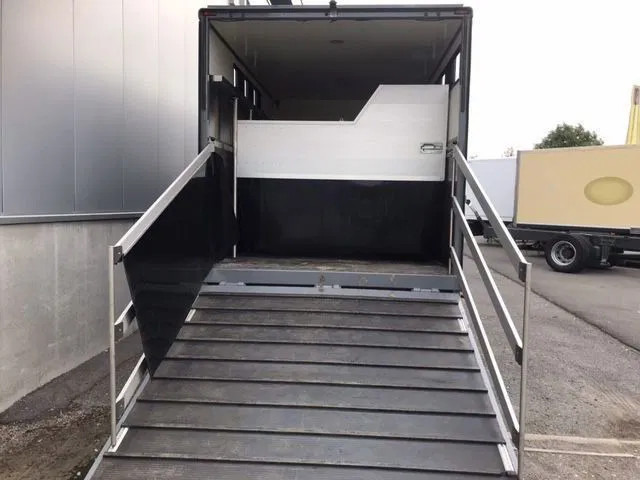 Mercedes-Benz Atego 1018 *Cruise control*Airco*Achteruitrijcamera*elektrische ruiten - Tovornjak za prevoz konj: slika 3 Mercedes-Benz Atego 1018 *Cruise control*Airco*Achteruitrijcamera*elektrische ruiten - Tovornjak za prevoz konj: slika 3