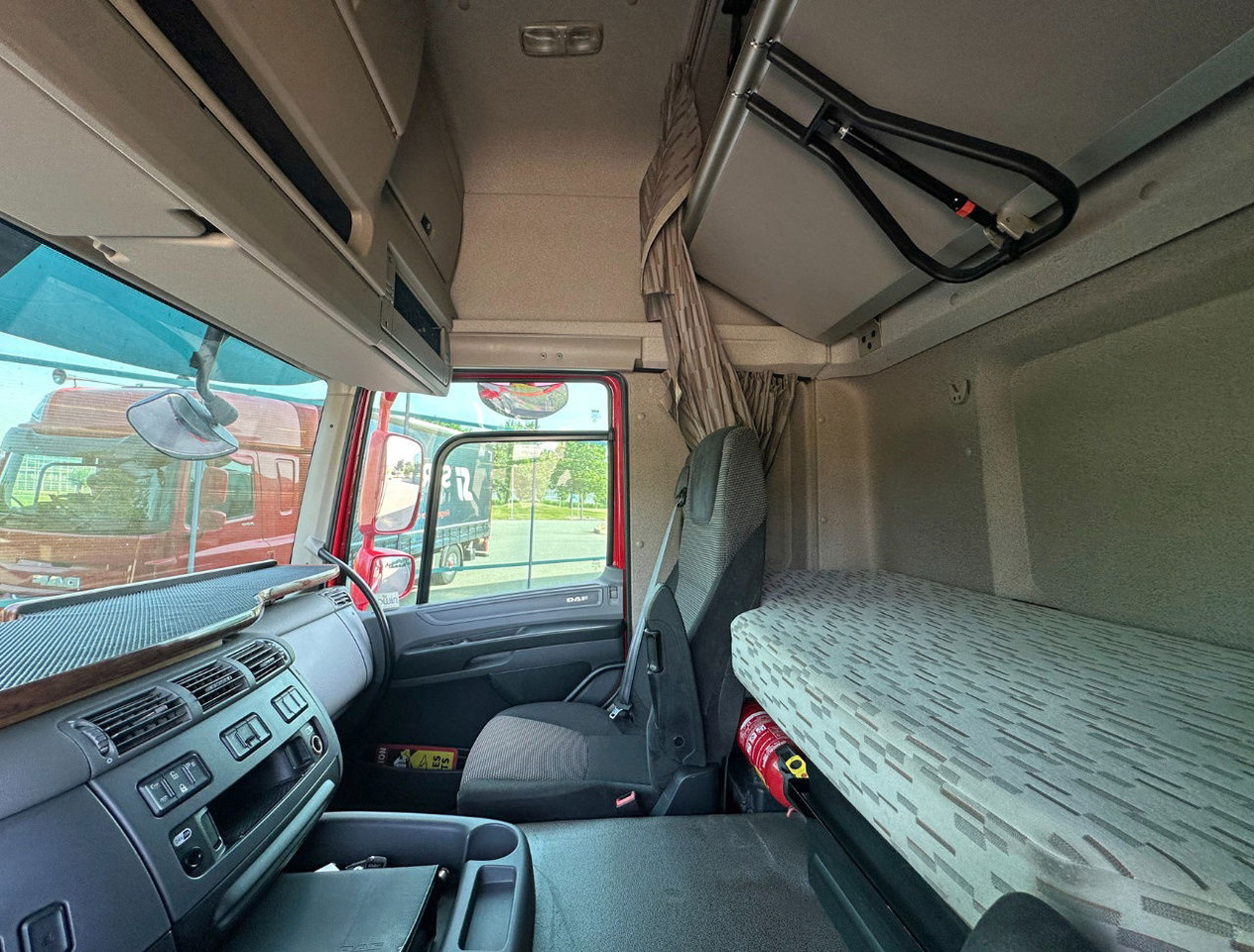 Tovornjak zabojnik DAF CF 290 FA Space CAB Hardhouten Vloer 2500 KG Klep Nieuw Staat: slika 9
