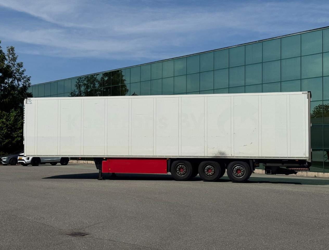 Schmitz Cargobull SCBS3B 270 CM High Flower Wide Liftaxle Tail Lift NL Trailer 6 - Polprikolica hladilnik: slika 2 Schmitz Cargobull SCBS3B 270 CM High Flower Wide Liftaxle Tail Lift NL Trailer 6 - Polprikolica hladilnik: slika 2