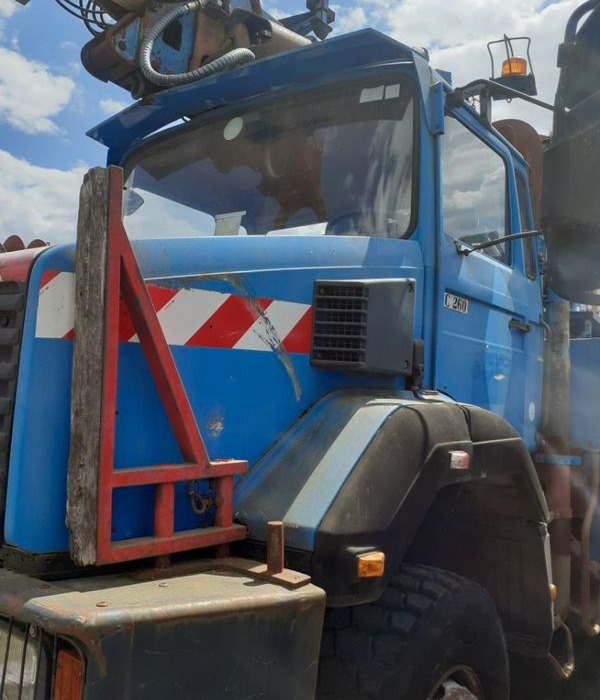 Camions 4x4 tarieres ex EDF pour plantation poteaux betons ou bois - Gradbeni stroj, Tovornjak: slika 2 Camions 4x4 tarieres ex EDF pour plantation poteaux betons ou bois - Gradbeni stroj, Tovornjak: slika 2