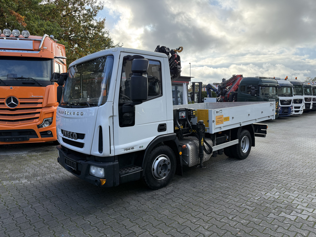 Iveco EuroCargo 75E16 Kran Hiab 055-2 - Tovornjak s kesonom, Tovornjak z dvigalom: slika 1 Iveco EuroCargo 75E16 Kran Hiab 055-2 - Tovornjak s kesonom, Tovornjak z dvigalom: slika 1
