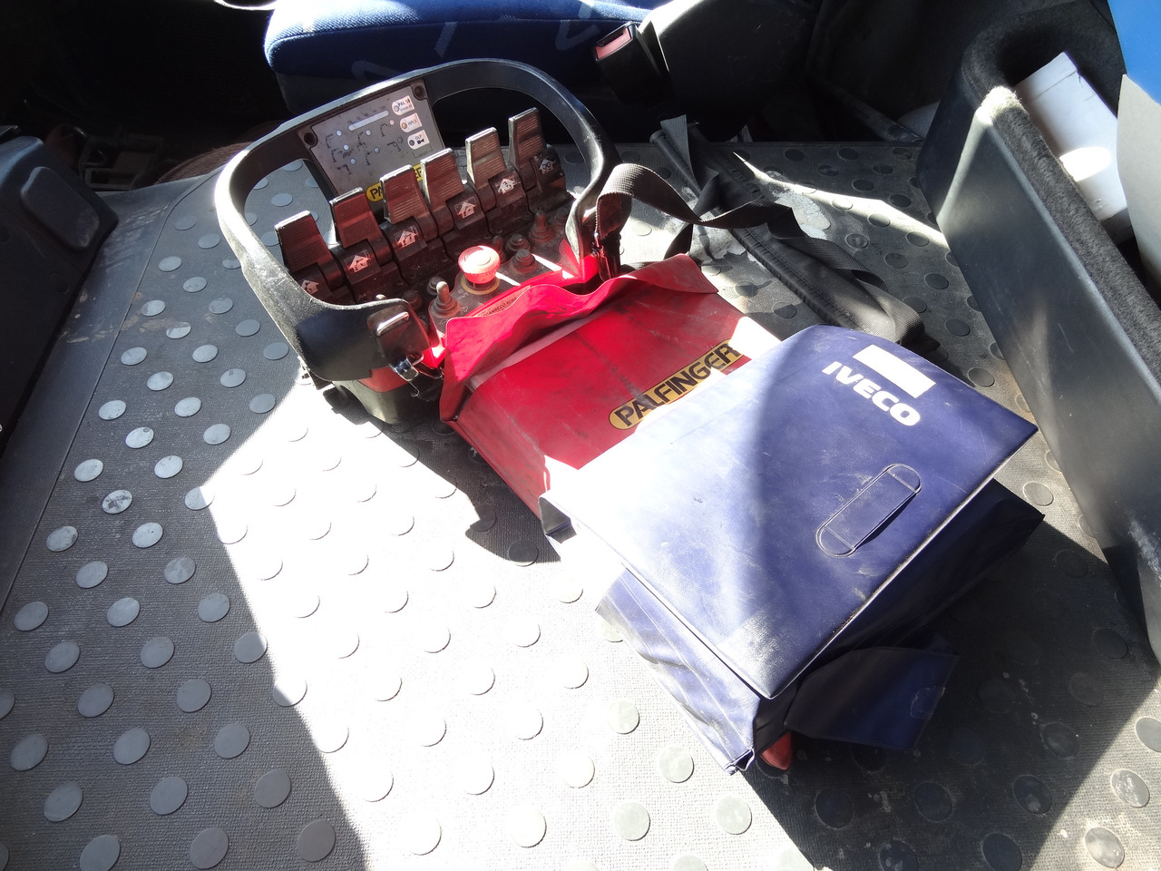 Tovornjak prekucnik, Tovornjak z dvigalom Iveco Trakker AD340T41 8X4 Kipper Kran Palfinger 23002: slika 6