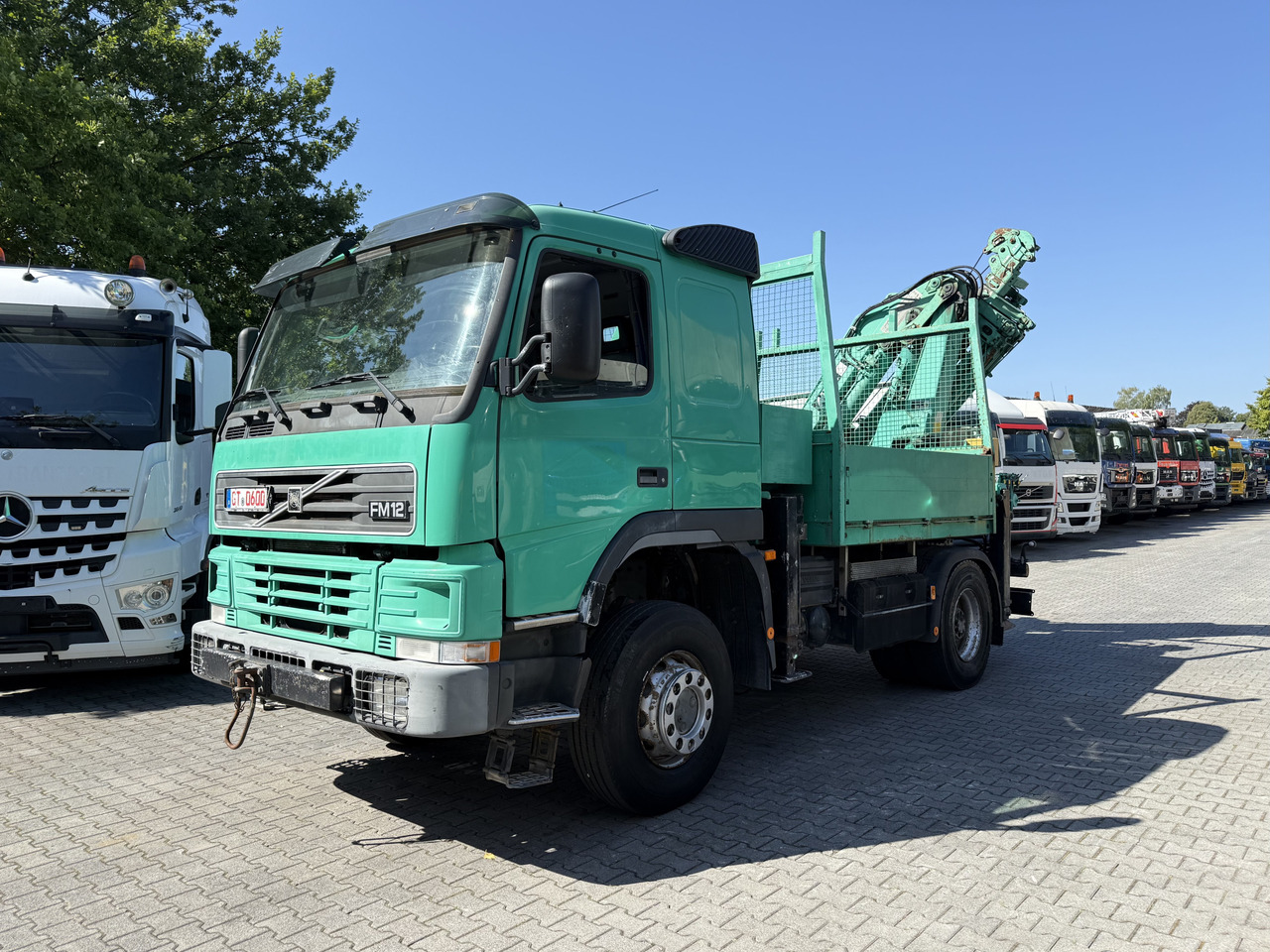 Volvo FM12 420 4X4 Kran MKG 300 bis 24 Meter - Tovornjak s kesonom, Tovornjak z dvigalom: slika 1 Volvo FM12 420 4X4 Kran MKG 300 bis 24 Meter - Tovornjak s kesonom, Tovornjak z dvigalom: slika 1