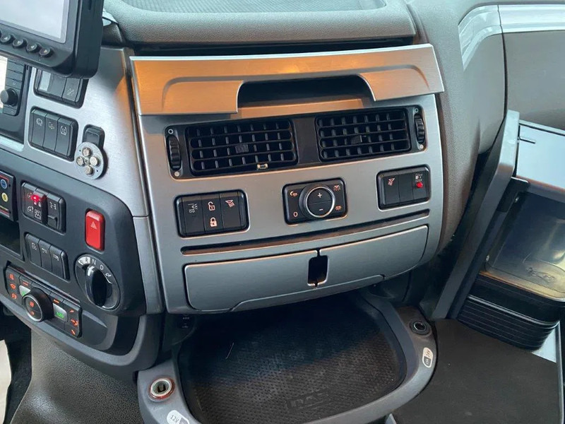 DAF XF106-530 8X2 / AJK HOOKLIFT 25000KG / 9 TON FRONT AXLE / NAVI / ONLY:612482 KM / SSC / AUTOMATIC / EURO-6 / 2019 lizing DAF XF106-530 8X2 / AJK HOOKLIFT 25000KG / 9 TON FRONT AXLE / NAVI / ONLY:612482 KM / SSC / AUTOMATIC / EURO-6 / 2019: slika 19 DAF XF106-530 8X2 / AJK HOOKLIFT 25000KG / 9 TON FRONT AXLE / NAVI / ONLY:612482 KM / SSC / AUTOMATIC / EURO-6 / 2019 lizing DAF XF106-530 8X2 / AJK HOOKLIFT 25000KG / 9 TON FRONT AXLE / NAVI / ONLY:612482 KM / SSC / AUTOMATIC / EURO-6 / 2019: slika 19