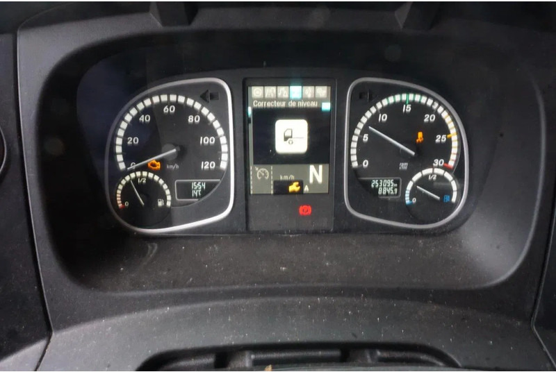 Interior photo 2: Mercedes-Benz ATEGO 1221 / ENGINE RUNNING / ONLY:253095 KM / AUTOMATIC / EURO-6 / 2017 lizing Mercedes-Benz ATEGO 1221 / ENGINE RUNNING / ONLY:253095 KM / AUTOMATIC / EURO-6 / 2017