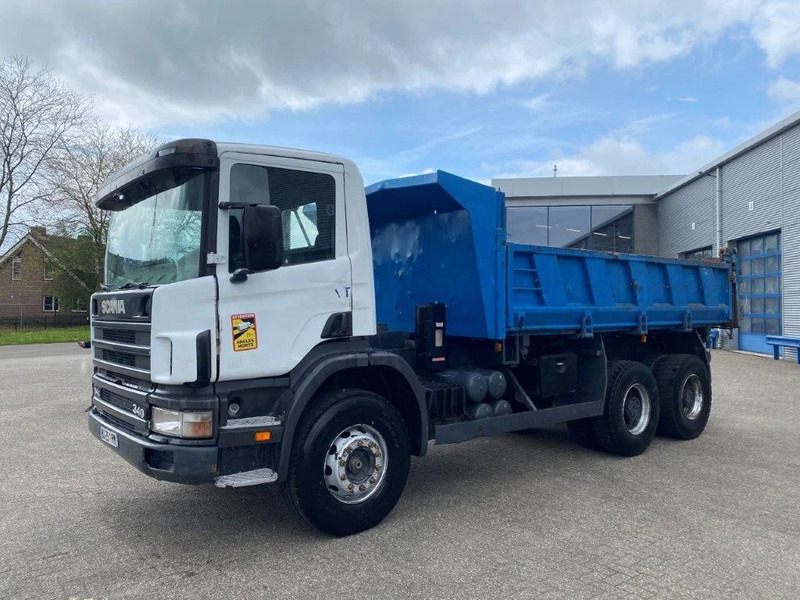 Scania 114-340 / 6X4 / 2 SIDE TIPPER / BIG AXLE / FULL-STEEL / DRUM BRAKES / MANUAL / 1999 - Tovornjak prekucnik: slika 1 Scania 114-340 / 6X4 / 2 SIDE TIPPER / BIG AXLE / FULL-STEEL / DRUM BRAKES / MANUAL / 1999 - Tovornjak prekucnik: slika 1