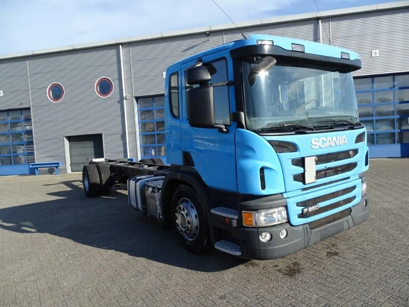 Scania P250 / AUTOMATIC / ONLY 155351 DKM / GOOD STATE / WB 5900 CM / FULL AIR / NAVI / EURO-6 / 2014 - Tovornjak-šasija: slika 2 Scania P250 / AUTOMATIC / ONLY 155351 DKM / GOOD STATE / WB 5900 CM / FULL AIR / NAVI / EURO-6 / 2014 - Tovornjak-šasija: slika 2