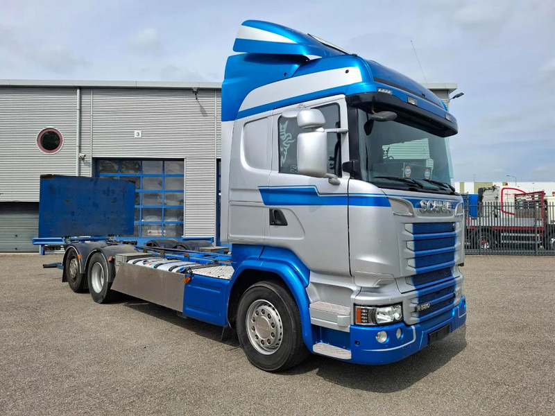 Scania R580 V8 / RETARDER / LIFT+LENKACHSE / FULL-AIR / PLATFORM 2000 KG / LEATHER / AIRCO / AUTOMATIC / EURO-6 / 2015 - Tovornjak-šasija: slika 2 Scania R580 V8 / RETARDER / LIFT+LENKACHSE / FULL-AIR / PLATFORM 2000 KG / LEATHER / AIRCO / AUTOMATIC / EURO-6 / 2015 - Tovornjak-šasija: slika 2