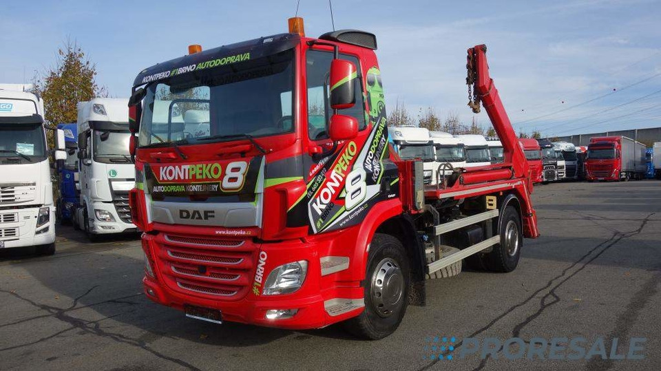 DAF CF 370 FA Day Cab EURO 6 řetězový nosič kontejnerů AK12 - Komunalni tovornjak: slika 2 DAF CF 370 FA Day Cab EURO 6 řetězový nosič kontejnerů AK12 - Komunalni tovornjak: slika 2