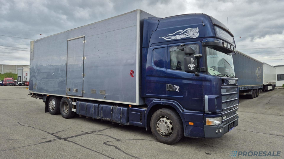 SCANIA R124 LB 6X2 EURO 3 - skříňový + hydraulické čelo - Tovornjak zabojnik: slika 1 SCANIA R124 LB 6X2 EURO 3 - skříňový + hydraulické čelo - Tovornjak zabojnik: slika 1