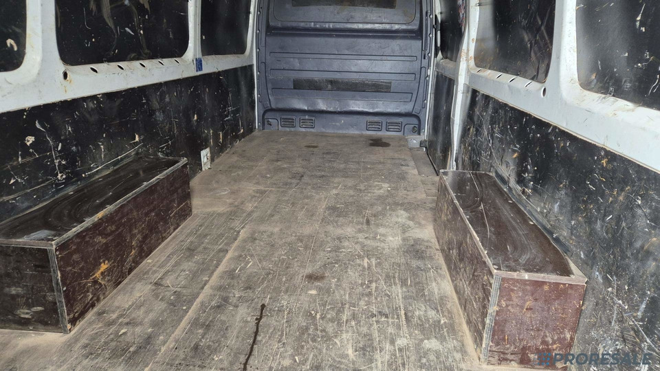 VOLKSWAGEN CRAFTER 2,0 TDi 100 kW skříňový - Dostavno vozilo z zabojnikom: slika 4 VOLKSWAGEN CRAFTER 2,0 TDi 100 kW skříňový - Dostavno vozilo z zabojnikom: slika 4