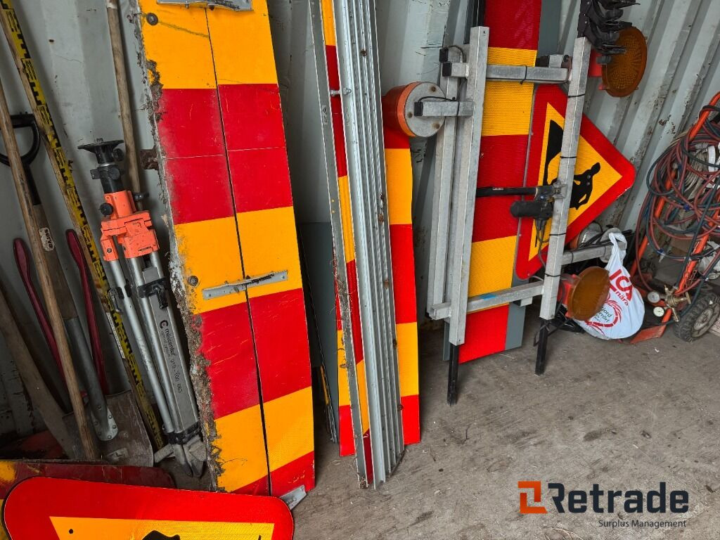 Diverse skyltutrustning - Gradbena oprema: slika 2 Diverse skyltutrustning - Gradbena oprema: slika 2