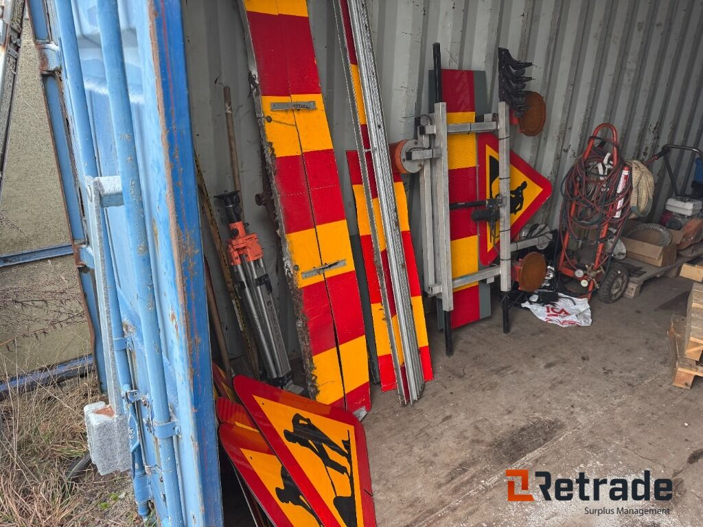 Diverse skyltutrustning - Gradbena oprema: slika 1 Diverse skyltutrustning - Gradbena oprema: slika 1