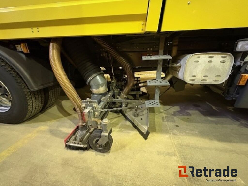 Smetarski tovornjak Glykol suger - Scania P310 med Bucher STKF 9500 på bygg!: slika 12