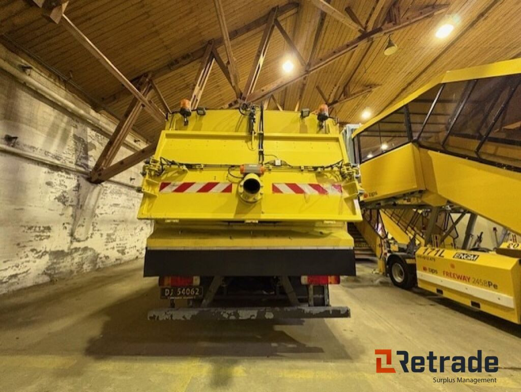 Smetarski tovornjak Glykol suger - Scania P310 med Bucher STKF 9500 på bygg!: slika 6