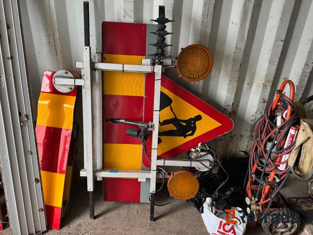 Takskylt med elhydraulisk resning - Gradbena oprema: slika 1 Takskylt med elhydraulisk resning - Gradbena oprema: slika 1