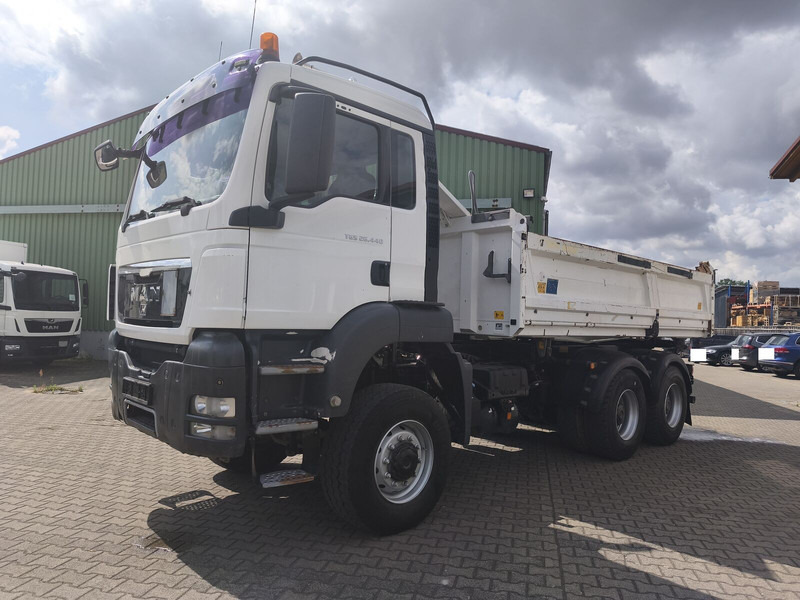 MAN TGS 26.400 6x6 GL Meiller Dreiseitenkipper Bordmatik Plane Euro - Tovornjak prekucnik: slika 3 MAN TGS 26.400 6x6 GL Meiller Dreiseitenkipper Bordmatik Plane Euro - Tovornjak prekucnik: slika 3