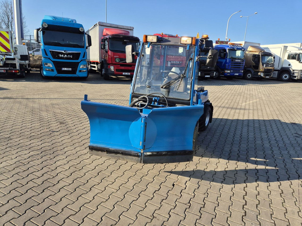 Holder C245 4WD / Tool carrier / Snow plow / PTO Front AN D Rear / 4X4 / - Mestni traktor: slika 3 Holder C245 4WD / Tool carrier / Snow plow / PTO Front AN D Rear / 4X4 / - Mestni traktor: slika 3