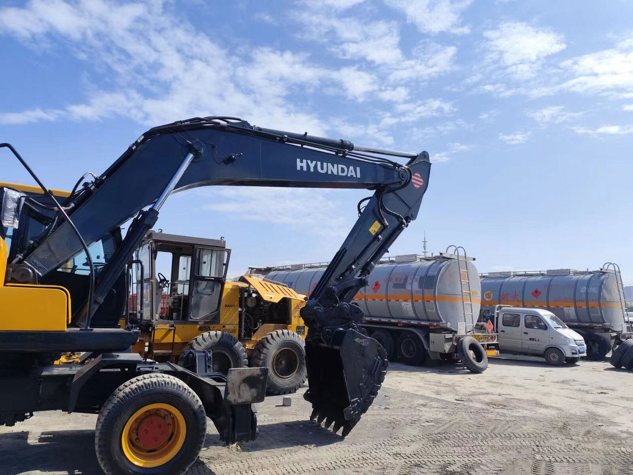 Hyundai R210-7 / Cummins / 1800MTH / Like NEW/20,5Tons/Sp R210-7 / Cummins / 1800MTH / Like NEW/20,5Tons/Special Ofert - Bager na kolesih: slika 2 Hyundai R210-7 / Cummins / 1800MTH / Like NEW/20,5Tons/Sp R210-7 / Cummins / 1800MTH / Like NEW/20,5Tons/Special Ofert - Bager na kolesih: slika 2