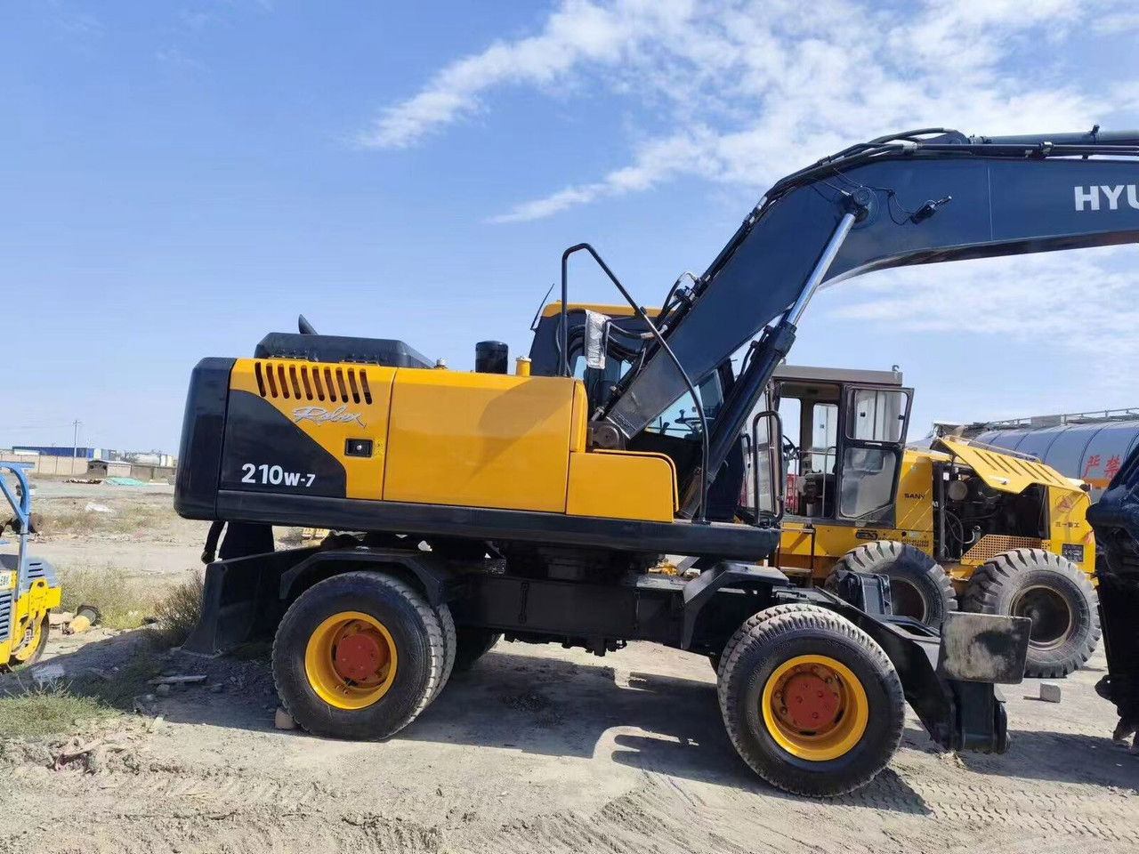 Hyundai R210-7 - Bager na kolesih: slika 1 Hyundai R210-7 - Bager na kolesih: slika 1
