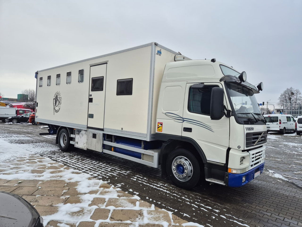 VOLVO FM 7 5 Horses / 3 People Live Cabin / 1 Owner / Serviced - Tovornjak za prevoz konj: slika 5 VOLVO FM 7 5 Horses / 3 People Live Cabin / 1 Owner / Serviced - Tovornjak za prevoz konj: slika 5