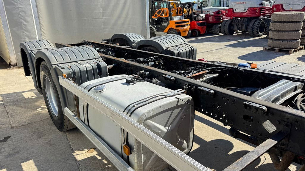 MAN TGA 26.460 6X2 chassis - lifitng axle - Tovornjak-šasija: slika 4 MAN TGA 26.460 6X2 chassis - lifitng axle - Tovornjak-šasija: slika 4