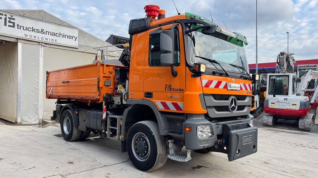 Mercedes-Benz Actros 1832 AK tipper 4x4 - crane Fassi 9.2M - remote control - Tovornjak prekucnik: slika 4 Mercedes-Benz Actros 1832 AK tipper 4x4 - crane Fassi 9.2M - remote control - Tovornjak prekucnik: slika 4