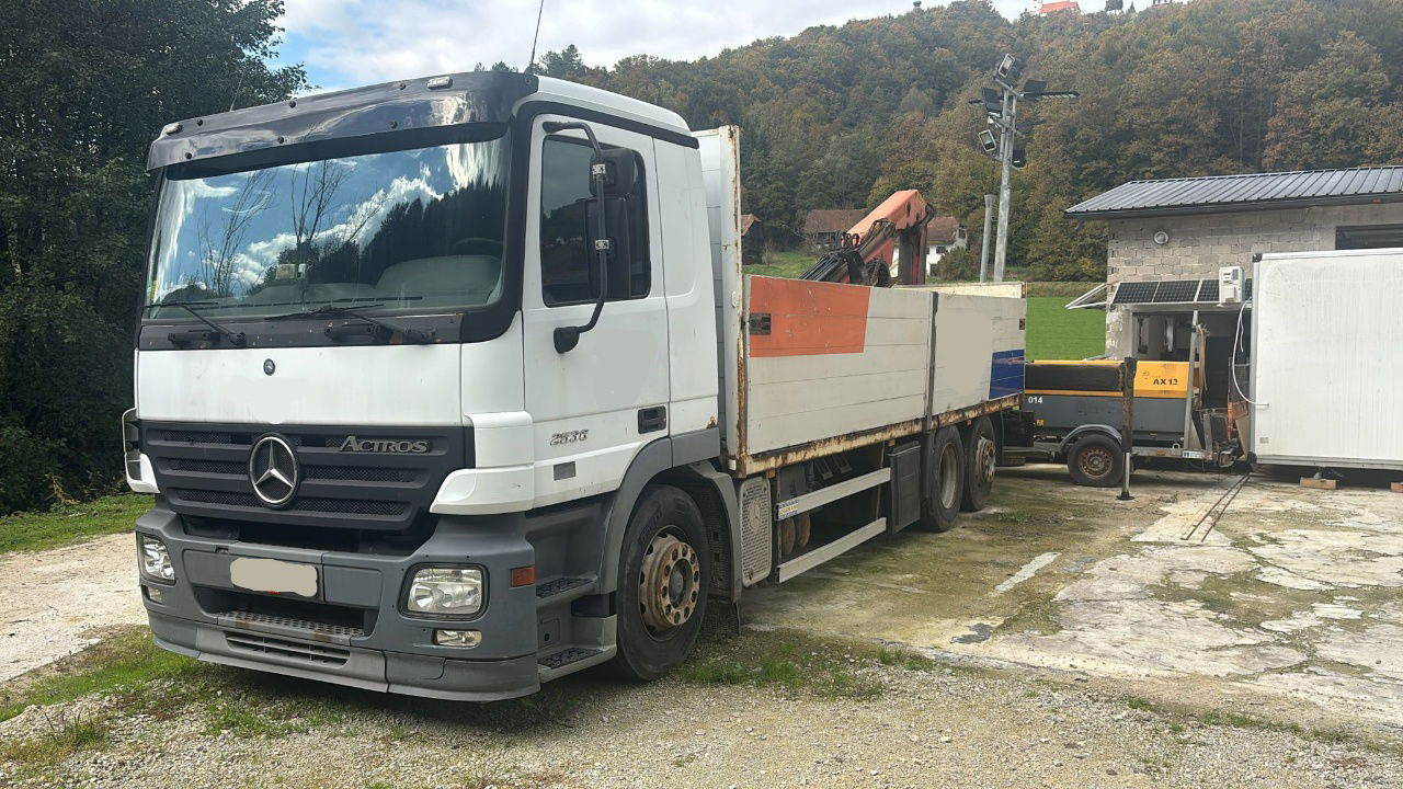 Mercedes-Benz Actros 2536 L 6x2 stake body - lifting axle - Tovornjak s kesonom: slika 1 Mercedes-Benz Actros 2536 L 6x2 stake body - lifting axle - Tovornjak s kesonom: slika 1