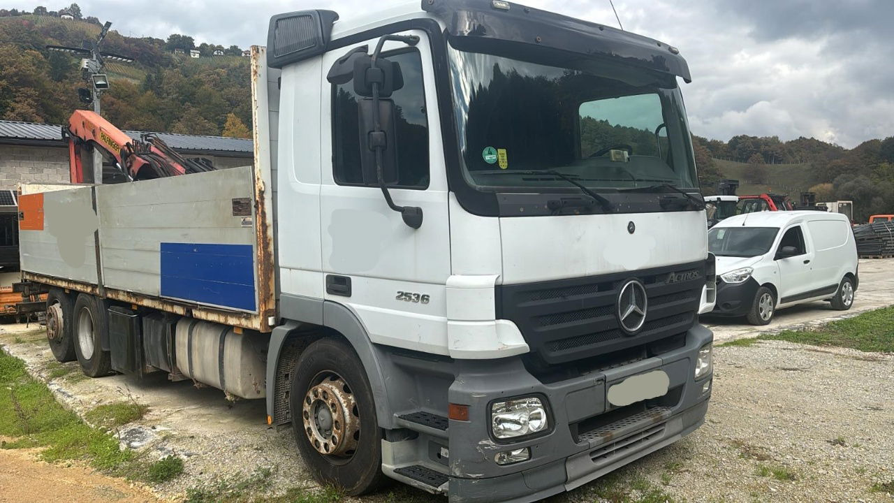 Mercedes-Benz Actros 2536 L 6x2 stake body - lifting axle - Tovornjak s kesonom: slika 2 Mercedes-Benz Actros 2536 L 6x2 stake body - lifting axle - Tovornjak s kesonom: slika 2