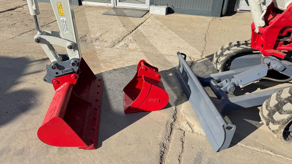 Takeuchi TB230 - 2019 Year - 2435 Hours - 2X Buckets - NEW Tracks - Mini bager: slika 2 Takeuchi TB230 - 2019 Year - 2435 Hours - 2X Buckets - NEW Tracks - Mini bager: slika 2