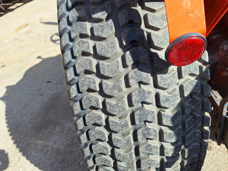 Vlečni traktor Kubota B2150: slika 11