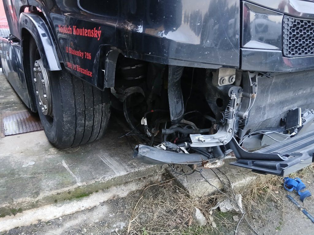 Scania R450 MEGA/lowdeck Unfall / damage - Vlačilec: slika 4 Scania R450 MEGA/lowdeck Unfall / damage - Vlačilec: slika 4