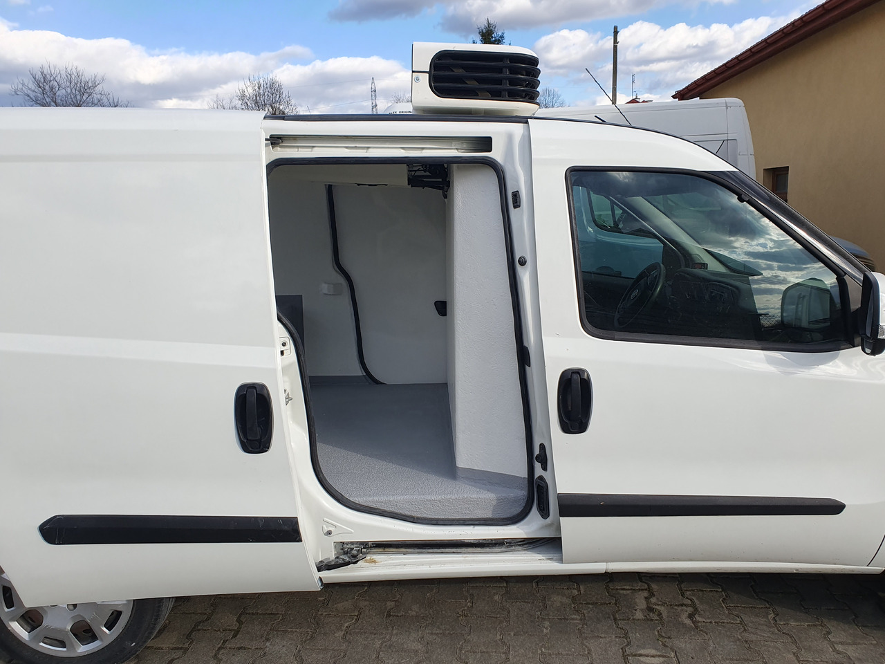 FIAT DOBLO CHLODNIA MROZNIA CARRIER KLIMA EURO6 - Hladilno vozilo: slika 3 FIAT DOBLO CHLODNIA MROZNIA CARRIER KLIMA EURO6 - Hladilno vozilo: slika 3