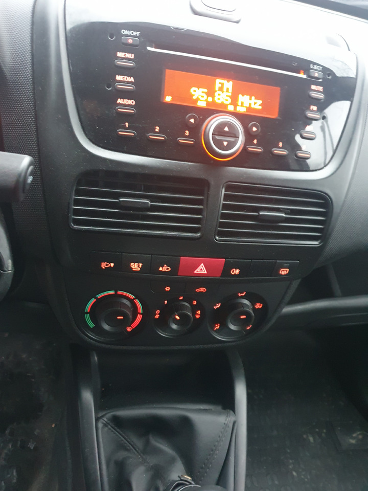 Opel COMBO MAXI L2H2 1,6 tdi CHLODNIA CARRIER KLIMA EURO6 - Hladilno vozilo: slika 4 Opel COMBO MAXI L2H2 1,6 tdi CHLODNIA CARRIER KLIMA EURO6 - Hladilno vozilo: slika 4