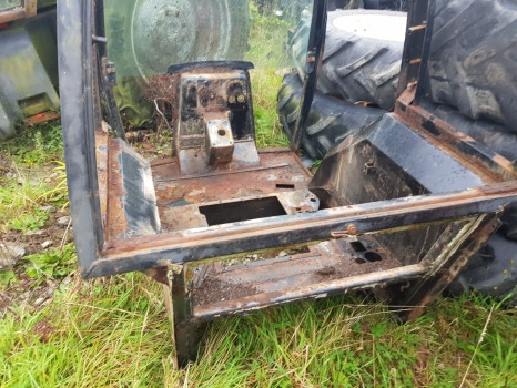 Case 5140, 5120, 5130, 5150 Cab Frame 241678a1, 1330957c3, 1340148c3 - Kabina: slika 3 Case 5140, 5120, 5130, 5150 Cab Frame 241678a1, 1330957c3, 1340148c3 - Kabina: slika 3