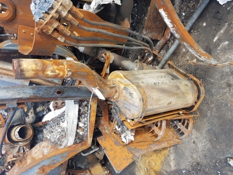 Case Maxxum 110, 120, 130 Steir Profi 4110, 4120 Engine Exhaust Muffler 84470779 - Dušilec za Traktor: slika 1 Case Maxxum 110, 120, 130 Steir Profi 4110, 4120 Engine Exhaust Muffler 84470779 - Dušilec za Traktor: slika 1