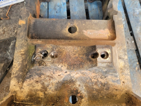 Claas Ares 500, 600, 800 Series 656 Rx Rz Front Axle Support Bolster 7700098196 - Vzmetenje: slika 3 Claas Ares 500, 600, 800 Series 656 Rx Rz Front Axle Support Bolster 7700098196 - Vzmetenje: slika 3