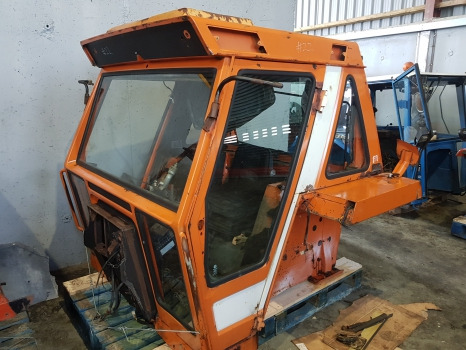 Fiat 1180, 1380, 1580, 1880 Wide Super Comfort Cab Cs3, N22 - Kabina: slika 2 Fiat 1180, 1380, 1580, 1880 Wide Super Comfort Cab Cs3, N22 - Kabina: slika 2