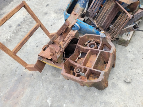 Fiat F130, F140, F120 Fwd Front Axle Support Frame Bolster 5147363, 5163236 - Vzmetenje: slika 4 Fiat F130, F140, F120 Fwd Front Axle Support Frame Bolster 5147363, 5163236 - Vzmetenje: slika 4