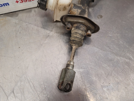 Fiat New Holland F, M, 60 Series F130, M115, 8160 Clutch Master Cylinder 5150299 - Cilinder sklopke za Traktor: slika 4 Fiat New Holland F, M, 60 Series F130, M115, 8160 Clutch Master Cylinder 5150299 - Cilinder sklopke za Traktor: slika 4