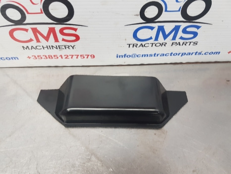 Ford 1000, 600 Series, 4000, 4600 Mudguard Bracket Cover 81823355 - Blatnik: slika 2 Ford 1000, 600 Series, 4000, 4600 Mudguard Bracket Cover 81823355 - Blatnik: slika 2