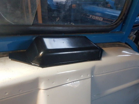 Ford 1000, 600 Series, 4000, 4600 Mudguard Bracket Cover 81823355 - Blatnik: slika 5 Ford 1000, 600 Series, 4000, 4600 Mudguard Bracket Cover 81823355 - Blatnik: slika 5