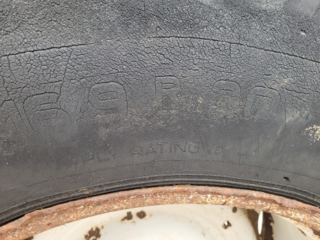 Ford 2600, 3600, 4600, 4000 Rear Wheel Rim And Tyre 16.9 R30 - Kompletno kolo: slika 2 Ford 2600, 3600, 4600, 4000 Rear Wheel Rim And Tyre 16.9 R30 - Kompletno kolo: slika 2