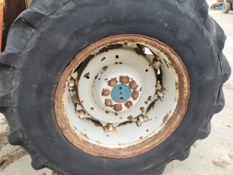 Ford 2600, 3600, 4600, 4000 Rear Wheel Rim And Tyre 16.9 R30 - Kompletno kolo: slika 3 Ford 2600, 3600, 4600, 4000 Rear Wheel Rim And Tyre 16.9 R30 - Kompletno kolo: slika 3