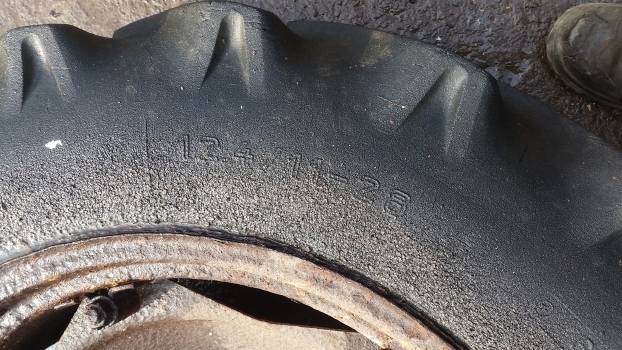 Ford 4000 Rear Wheel And Tyre 12.4/11-28. Please Check The Description - Kompletno kolo za Traktor: slika 3 Ford 4000 Rear Wheel And Tyre 12.4/11-28. Please Check The Description - Kompletno kolo za Traktor: slika 3