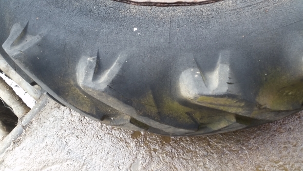 Ford 4000 Rear Wheel And Tyre 12.4/11-28. Please Check The Description - Kompletno kolo za Traktor: slika 5 Ford 4000 Rear Wheel And Tyre 12.4/11-28. Please Check The Description - Kompletno kolo za Traktor: slika 5