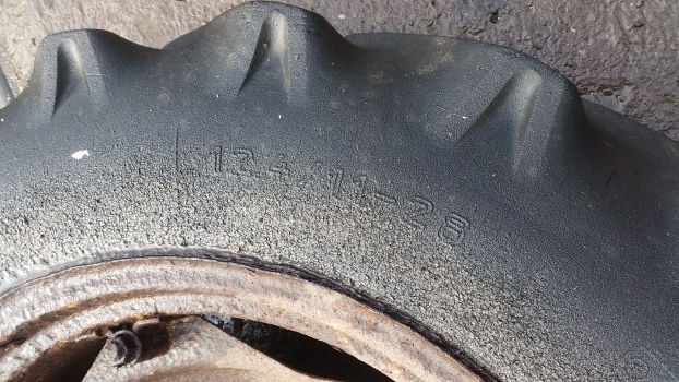 Ford 4000 Rear Wheel And Tyre 12.4/11-28. Please Check The Description - Kompletno kolo za Traktor: slika 2 Ford 4000 Rear Wheel And Tyre 12.4/11-28. Please Check The Description - Kompletno kolo za Traktor: slika 2