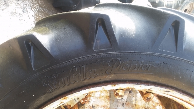 Ford 4000 Rear Wheel And Tyre 12.4/11-32. Please Check By Description - Kompletno kolo za Traktor: slika 4 Ford 4000 Rear Wheel And Tyre 12.4/11-32. Please Check By Description - Kompletno kolo za Traktor: slika 4