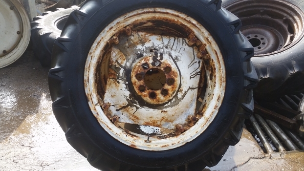 Ford 4000 Rear Wheel And Tyre 12.4/11-32. Please Check By Description - Kompletno kolo za Traktor: slika 1 Ford 4000 Rear Wheel And Tyre 12.4/11-32. Please Check By Description - Kompletno kolo za Traktor: slika 1
