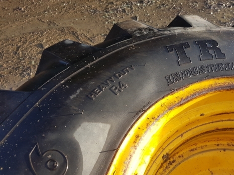 Ford 4550 Rear Wheel Rim And Tyre 18.4-26, 1 Inch Grip, 6 Inches Centre Hole - Kompletno kolo za Traktor: slika 3 Ford 4550 Rear Wheel Rim And Tyre 18.4-26, 1 Inch Grip, 6 Inches Centre Hole - Kompletno kolo za Traktor: slika 3